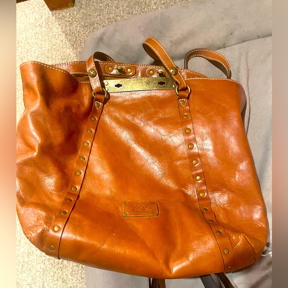 Genuine leather tote w/ unique lock
